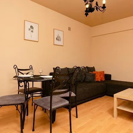 Wola With Balcony & Close To Metro By Renters Apartamento Varsovia