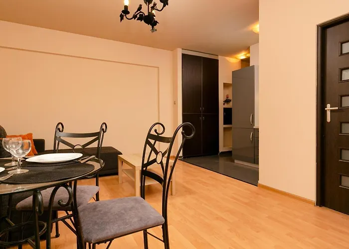 Apartman Wola With Balcony & Close To Metro By Renters Varsó