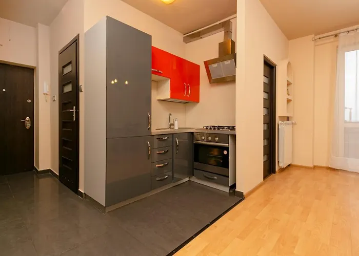 Apartman Wola With Balcony & Close To Metro By Renters Varsó