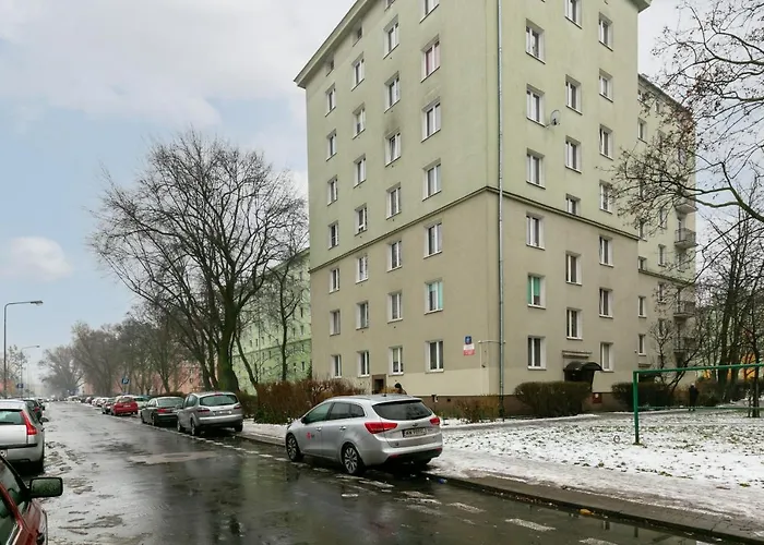 Wola With Balcony & Close To Metro By Renters Varsó