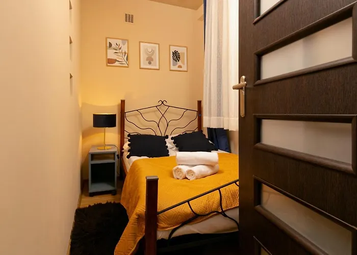 Wola With Balcony & Close To Metro By Renters * Varsó