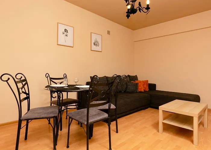 Wola With Balcony & Close To Metro By Renters Apartman Varsó